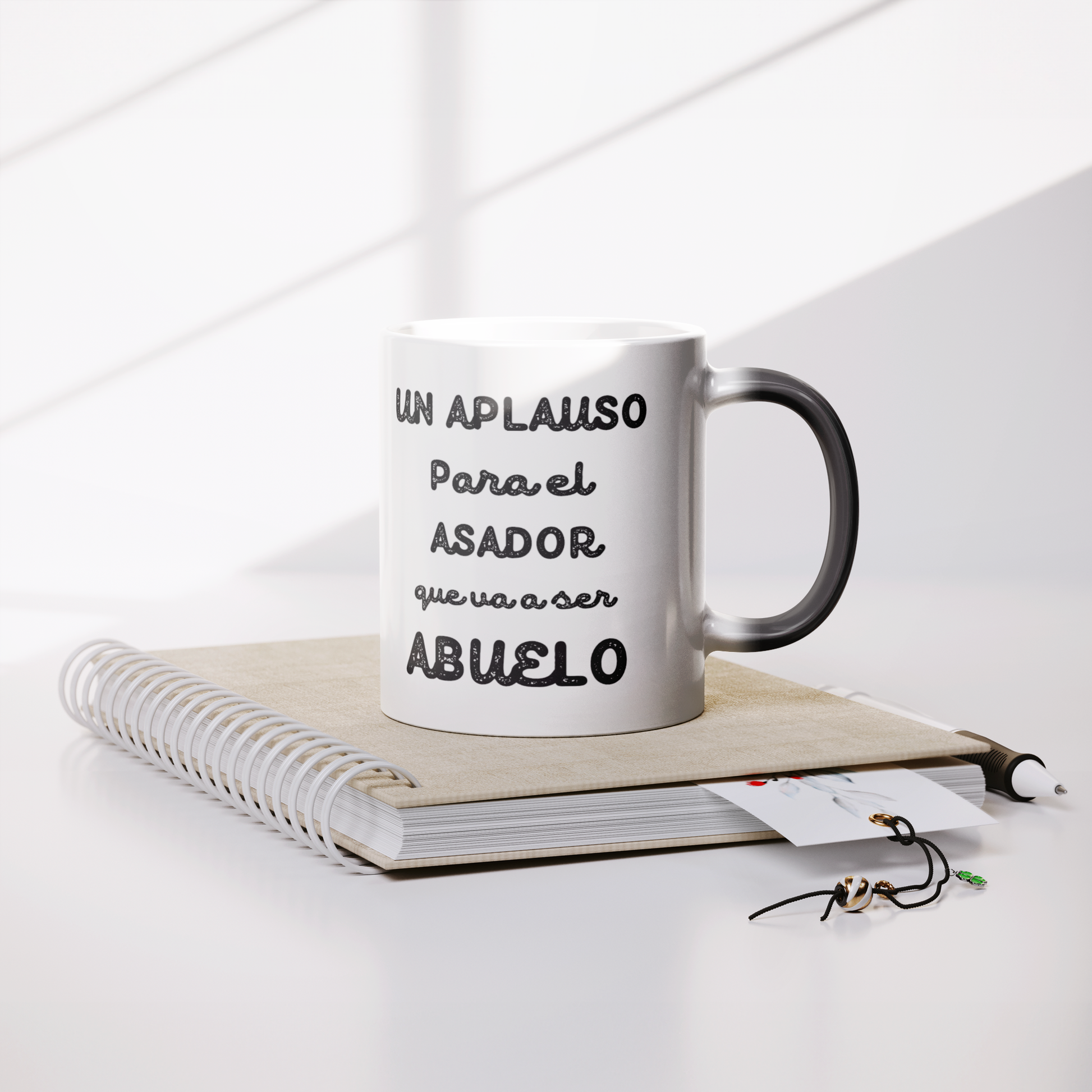 Aplauso_para_el_asador_abuelo_Lifestyle_Notebook_Mockup.png