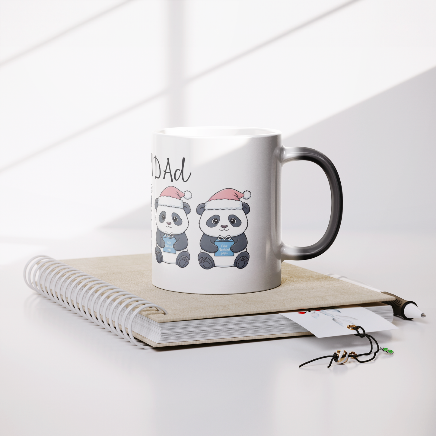 Panda_Feliz_NaVIDAd_Lifestyle_Notebook_Mockup.png