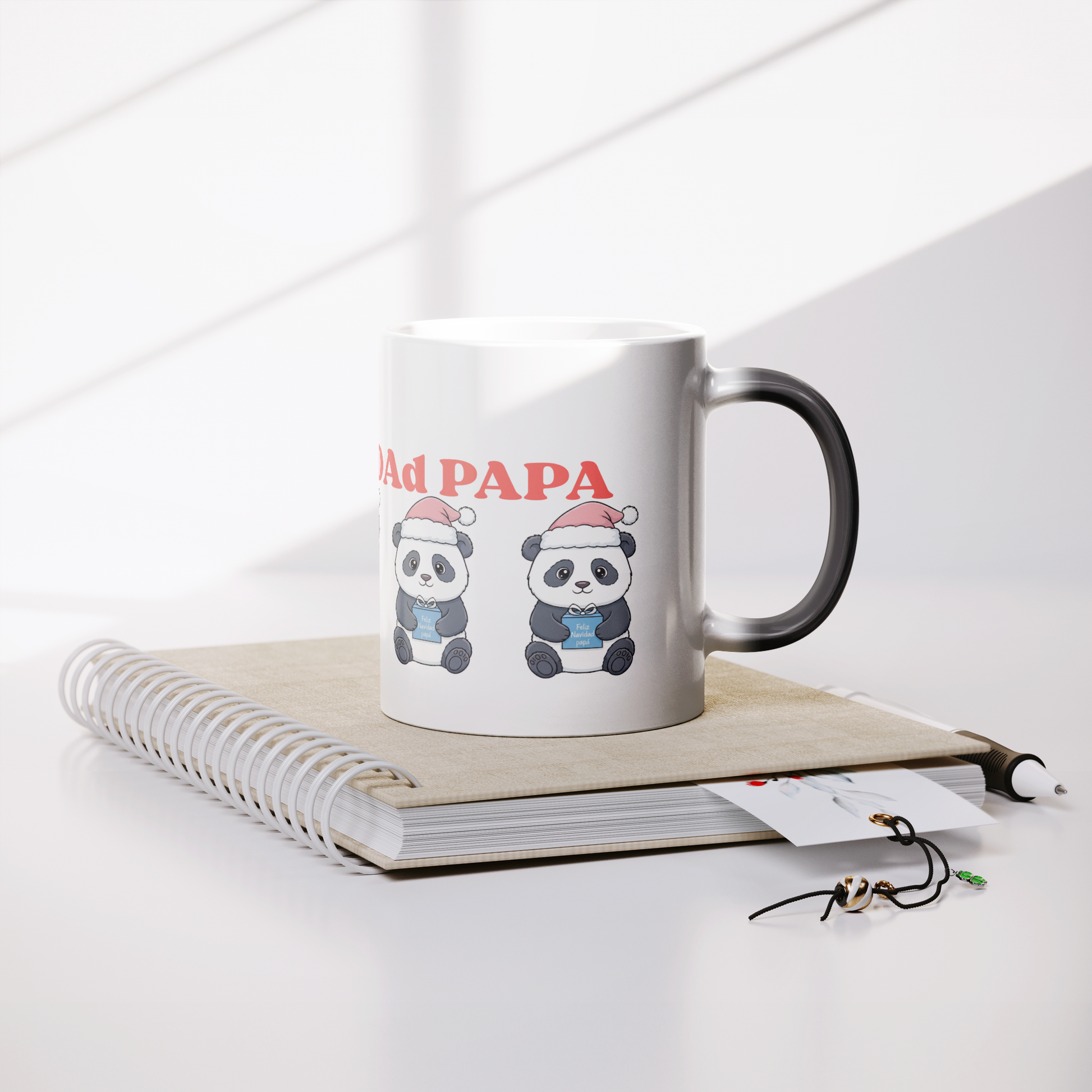 Panda_Navidad_Pap_rojo_Lifestyle_Notebook_Mockup.png