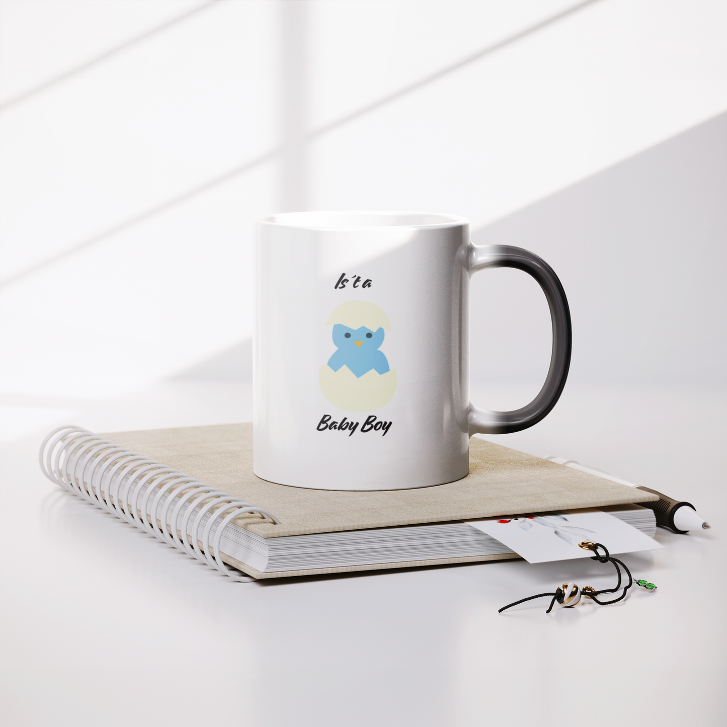 Taza_revelacin_de_sexo_Boy_Lifestyle_Notebook_Mockup.png