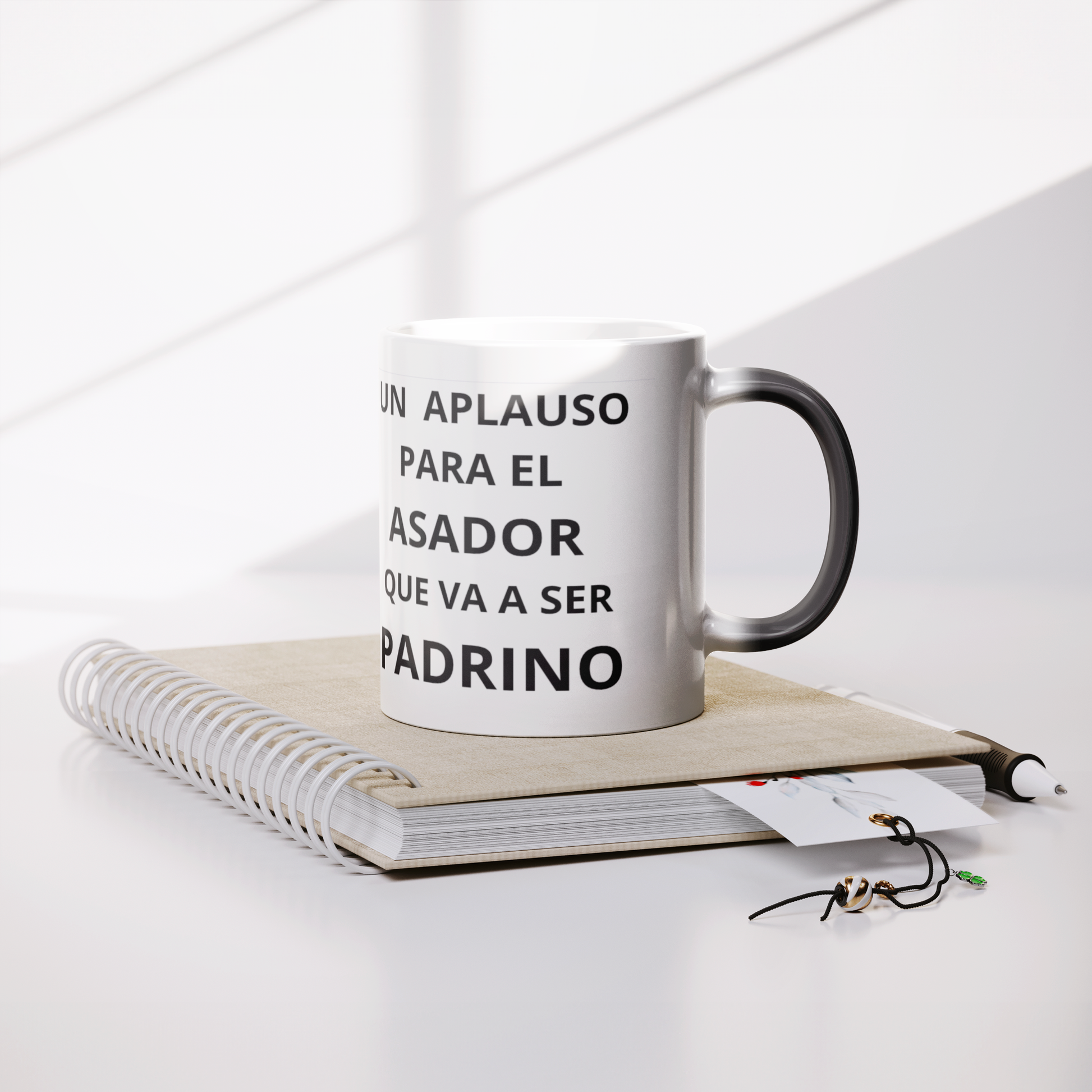 Un_aplauso_Asador_Padrino_Lifestyle_Notebook_Mockup.png